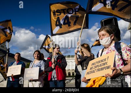 Polnische Nationalisten halten am 23. Juni 2020 in Warschau, Polen, während eines Protestes gegen die GERECHTE Tat Flaggen und Banners in der Hand. Mit Präsident Andrzej Duda, der diese Woche Donald Trump besuchen wird, versammelten sich rechte Aktivisten und Abgeordnete vor dem Präsidentenpalast, um nicht dem zu gehorchen, was angeblich in „NUR“ (oder „447“) handeln soll. Der 2017 vom US-Kongress verabschiedete „Justice for Uncompensated Survivors Today Act“ enthält angeblich Bestimmungen zur Rückgabe von Eigentum, selbst wenn die Eigentümer starben, ohne Nachkommen zu hinterlassen. Rechte Aktivisten, zusammen mit ihrer Vertretung Konfederacja Stockfoto