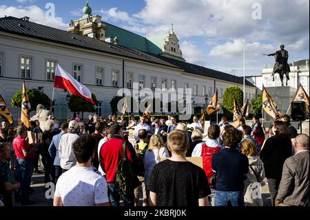 Polnische Nationalisten halten am 23. Juni 2020 in Warschau, Polen, während eines Protestes gegen die GERECHTE Tat Flaggen und Banners in der Hand. Mit Präsident Andrzej Duda, der diese Woche Donald Trump besuchen wird, versammelten sich rechte Aktivisten und Abgeordnete vor dem Präsidentenpalast, um nicht dem zu gehorchen, was angeblich in „NUR“ (oder „447“) handeln soll. Der 2017 vom US-Kongress verabschiedete „Justice for Uncompensated Survivors Today Act“ enthält angeblich Bestimmungen zur Rückgabe von Eigentum, selbst wenn die Eigentümer starben, ohne Nachkommen zu hinterlassen. Rechte Aktivisten, zusammen mit ihrer Vertretung Konfederacja Stockfoto