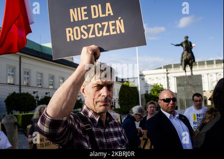 Polnische Nationalisten halten am 23. Juni 2020 in Warschau, Polen, während eines Protestes gegen die GERECHTE Tat Flaggen und Banners in der Hand. Mit Präsident Andrzej Duda, der diese Woche Donald Trump besuchen wird, versammelten sich rechte Aktivisten und Abgeordnete vor dem Präsidentenpalast, um nicht dem zu gehorchen, was angeblich in „NUR“ (oder „447“) handeln soll. Der 2017 vom US-Kongress verabschiedete „Justice for Uncompensated Survivors Today Act“ enthält angeblich Bestimmungen zur Rückgabe von Eigentum, selbst wenn die Eigentümer starben, ohne Nachkommen zu hinterlassen. Rechte Aktivisten, zusammen mit ihrer Vertretung Konfederacja Stockfoto