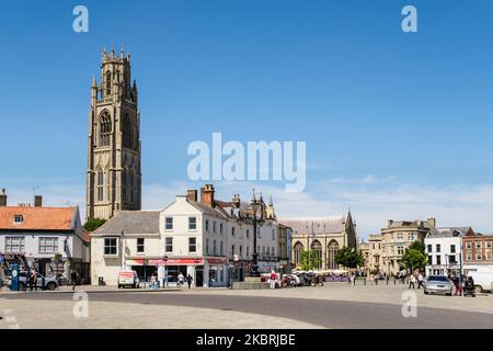 Der Boston Stump überragt den Fußgängerplatz im Stadtzentrum. Boston, Lincolnshire, East Midlands, England, Großbritannien, Großbritannien Stockfoto