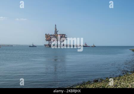 Das 17.000 Tonnen schwere Brent Alpha Topside Ölschiff wird am 24. Juni auf dem Allseas 200m Long Wide Frachtschiff The Iron Lady in South Gare, Redcar, in die River Tees gebracht, um es auf der Able UK Yard, Hartlepool, County Durham, Großbritannien, abzubauen. 2020. (Foto von Trevor Wilkinson/MI News/NurPhoto) Stockfoto