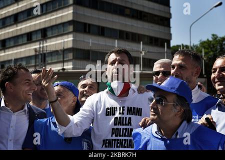 Der Bundesminister der Lega Nord, Nordische Liga, Matteo Salvini, nimmt am 25. Juni an der Demonstration von Sappe (Sindacato Autonomo Polizia Penitenziaria) in Roma in Italien Teil. Die Demostration wird von der Gewerkschaft des Korps der Strafvollzugsbeamten aufgefordert, mehr Respekt und würde von der Regierung zu fordern. (Foto von Matteo Trevisan/NurPhoto) Stockfoto