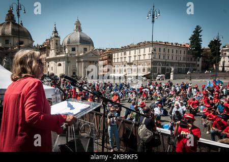 Während der nationalen Demonstration gegen die italienische Regierung spricht die FIOM-Außenwirtschaftsbehörde (FIOM) von der italienischen Regierung über die wirtschaftlichen Probleme, die das Land aufgrund der Coronavirus-Pandemie hat, da die dritte Phase des Absperrungsplans am 25. Juni 2020 in Rom, Italien, fortgesetzt wird. (Foto von Andrea Ronchini/NurPhoto) Stockfoto