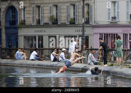 An einem sehr heißen Tag in Paris am 25. Juni 2020 baden die Menschen im Kanal Saint Martin. (Foto von Mehdi Taamallah/NurPhoto) Stockfoto