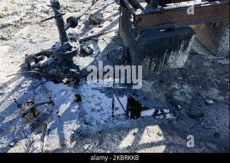 ALBANIEN, Kuçova, benannt Stalin Stadt von 1950 to1991,Rohölfeld und Bohrpumpe aus kommunistischer Zeit, immer noch in Betrieb und umweltschädlich , Ölpfütze / ALBANIEN, Kucova, von 1950 bis 1991 Qyteti Stalin, Stalinstadt, Erdölförderung, alte Oelföerderpumpe, die heute noch zur Ölförderung in Betrieb sind, Öllache Stockfoto