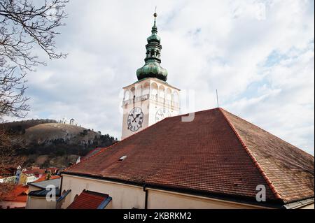 Blick auf das historische Schloss Mikulov. Uhrenturm in Mähren, Südmährische Region der Tschechischen Republik. Stockfoto
