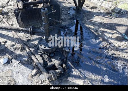 ALBANIEN, Kuçova, benannt Stalin Stadt von 1950 to1991,Rohölfeld und Bohrpumpe aus kommunistischer Zeit, immer noch in Betrieb und umweltschädlich , Ölpfütze / ALBANIEN, Kucova, von 1950 bis 1991 Qyteti Stalin, Stalinstadt, Erdölförderung, alte Oelföerderpumpe, die heute noch zur Ölförderung in Betrieb sind, Öllache Stockfoto