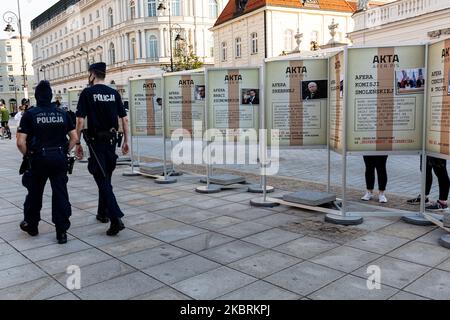 Die Opposition installierte vor den Präsidentschaftswahlen am kommenden Sonntag im Rahmen der Coronavirus-Pandemie in Warschau, Polen, Plakate mit Beispielen finanzieller Anschuldigungen gegen die derzeit regierende Partei Recht und Gerechtigkeit 25 vor dem Präsidentenpalast. 2020 Alle Kandidaten versuchen, die letzten Momente des Präsidentschaftswahlkampfs zu ihrem Vorteil zu nutzen. Die Wahl (die wegen Covid-19 bereits verschoben wurde) ist für den 28. Juni vorgesehen. (Foto von Dominika Zarzycka/NurPhoto) Stockfoto