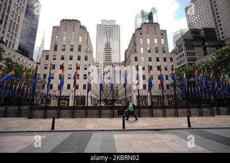 Regenbogenflaggen auf der Rockefeller Plaza zur Feier des Internationalen LGBT Pride Day, als Manhattan in die Phase 2 der Wiedereröffnung geht, nachdem am 26. Juni 2020 in New York City Beschränkungen zur Eindämmung der Coronavirus-Pandemie auferlegt wurden. Phase 2 ermöglicht die Wiedereröffnung von Büros, Ladengeschäften, Restaurants im Freien, Friseuren und Schönheitssalons sowie zahlreichen anderen Unternehmen. Phase 2 ist die zweite der vom Staat festgelegten vier Phasen. (Foto von John Nacion/NurPhoto) Stockfoto