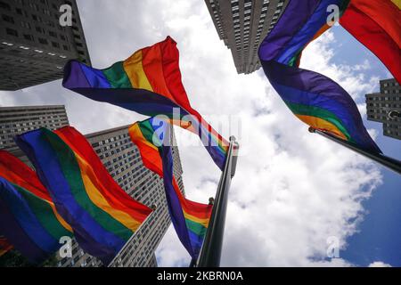 Regenbogenflaggen auf der Rockefeller Plaza zur Feier des Internationalen LGBT Pride Day, als Manhattan in die Phase 2 der Wiedereröffnung geht, nachdem am 26. Juni 2020 in New York City Beschränkungen zur Eindämmung der Coronavirus-Pandemie auferlegt wurden. Phase 2 ermöglicht die Wiedereröffnung von Büros, Ladengeschäften, Restaurants im Freien, Friseuren und Schönheitssalons sowie zahlreichen anderen Unternehmen. Phase 2 ist die zweite der vom Staat festgelegten vier Phasen. (Foto von John Nacion/NurPhoto) Stockfoto