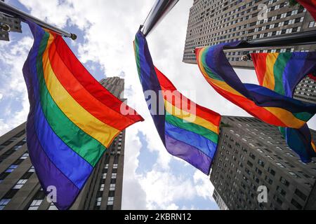 Regenbogenflaggen auf der Rockefeller Plaza zur Feier des Internationalen LGBT Pride Day, als Manhattan in die Phase 2 der Wiedereröffnung geht, nachdem am 26. Juni 2020 in New York City Beschränkungen zur Eindämmung der Coronavirus-Pandemie auferlegt wurden. Phase 2 ermöglicht die Wiedereröffnung von Büros, Ladengeschäften, Restaurants im Freien, Friseuren und Schönheitssalons sowie zahlreichen anderen Unternehmen. Phase 2 ist die zweite der vom Staat festgelegten vier Phasen. (Foto von John Nacion/NurPhoto) Stockfoto