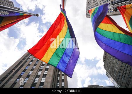 Regenbogenflaggen auf der Rockefeller Plaza zur Feier des Internationalen LGBT Pride Day, als Manhattan in die Phase 2 der Wiedereröffnung geht, nachdem am 26. Juni 2020 in New York City Beschränkungen zur Eindämmung der Coronavirus-Pandemie auferlegt wurden. Phase 2 ermöglicht die Wiedereröffnung von Büros, Ladengeschäften, Restaurants im Freien, Friseuren und Schönheitssalons sowie zahlreichen anderen Unternehmen. Phase 2 ist die zweite der vom Staat festgelegten vier Phasen. (Foto von John Nacion/NurPhoto) Stockfoto