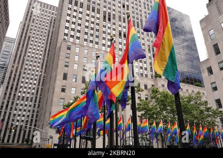 Regenbogenflaggen auf der Rockefeller Plaza zur Feier des Internationalen LGBT Pride Day, als Manhattan in die Phase 2 der Wiedereröffnung geht, nachdem am 26. Juni 2020 in New York City Beschränkungen zur Eindämmung der Coronavirus-Pandemie auferlegt wurden. Phase 2 ermöglicht die Wiedereröffnung von Büros, Ladengeschäften, Restaurants im Freien, Friseuren und Schönheitssalons sowie zahlreichen anderen Unternehmen. Phase 2 ist die zweite der vom Staat festgelegten vier Phasen. (Foto von John Nacion/NurPhoto) Stockfoto