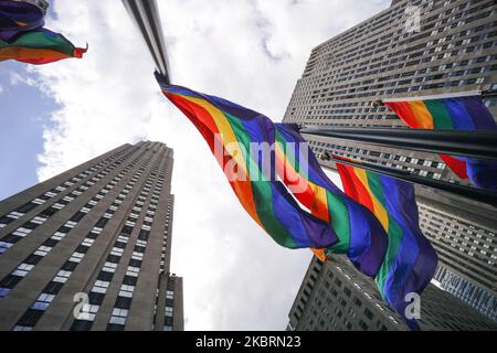 Regenbogenflaggen auf der Rockefeller Plaza zur Feier des Internationalen LGBT Pride Day, als Manhattan in die Phase 2 der Wiedereröffnung geht, nachdem am 26. Juni 2020 in New York City Beschränkungen zur Eindämmung der Coronavirus-Pandemie auferlegt wurden. Phase 2 ermöglicht die Wiedereröffnung von Büros, Ladengeschäften, Restaurants im Freien, Friseuren und Schönheitssalons sowie zahlreichen anderen Unternehmen. Phase 2 ist die zweite der vom Staat festgelegten vier Phasen. (Foto von John Nacion/NurPhoto) Stockfoto