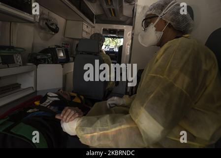 Der 85-jährige Sebastiao da Silva wird vom Samu-Team (Rettungsdienst) gerettet, nachdem ihm am Samstag, dem 20.. Juni, schwindlig wurde und er in seinem Haus stürze. Aufgrund der Ausbreitung des neuen Coronavirus müssen Ärzte, Krankenschwestern und Fahrer die ganze Zeit PSA tragen. „Jeder wird verdächtigt, das Virus zu haben, das ist das Konzept einer Pandemie“, erklärt die Krankenschwester Renata Soares (Foto von Gustavo Basso/NurPhoto) Stockfoto