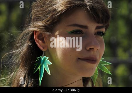 Eine junge Frau nimmt am 27. juni 2020 an einer Kundgebung zur Legalisierung der Verwendung von Cannabis in der Nähe des Präsidialamtes in Kiew, Ukraine, Teil. Die Aktivisten versammelten sich zu ihrer Kundgebung mit dem Titel „Unser Recht ist es, ohne Schmerzen zu leben!“ Die ukrainischen Beamten zu fordern, Gesetze zur Legalisierung der Verwendung von Cannabis für medizinische Zwecke zu reformieren. (Foto von STR/NurPhoto) Stockfoto