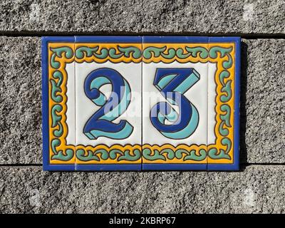 Nummer 23, dreiundzwanzig, Hausnummer, Hausnummer auf bunten Fliesen Stockfoto