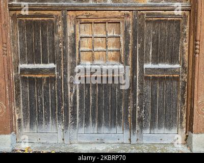 Alte Holztür von einem Bauernhaus Stockfoto