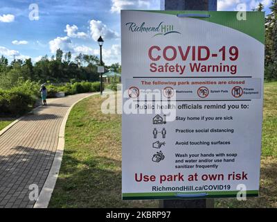 Schild warnt die Menschen, am 26. Juni 2020 im Rumble Pond Park in Richmond Hill, Ontario, Kanada, Vorsichtsmaßnahmen wegen der neuartigen Coronavirus-Pandemie (COVID-19) zu ergreifen. (Foto von Creative Touch Imaging Ltd./NurPhoto) Stockfoto