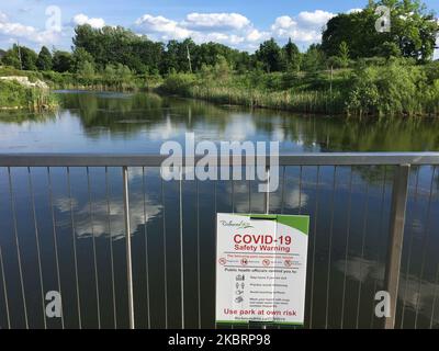 Schild warnt die Menschen, am 26. Juni 2020 im Rumble Pond Park in Richmond Hill, Ontario, Kanada, Vorsichtsmaßnahmen wegen der neuartigen Coronavirus-Pandemie (COVID-19) zu ergreifen. (Foto von Creative Touch Imaging Ltd./NurPhoto) Stockfoto