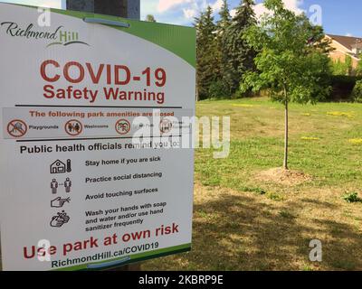 Schild warnt die Menschen, am 26. Juni 2020 im Rumble Pond Park in Richmond Hill, Ontario, Kanada, Vorsichtsmaßnahmen wegen der neuartigen Coronavirus-Pandemie (COVID-19) zu ergreifen. (Foto von Creative Touch Imaging Ltd./NurPhoto) Stockfoto