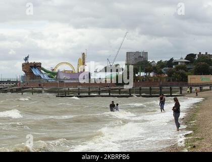 Ein allgemeiner Blick auf den Strand mit dem Themenpark Adventure Island, der derzeit im Hintergrund geschlossen ist, da Regen und starke Winde für das Wochenende prognostiziert werden, was ein Ende des erstaunlichen Wetters bringt, das es die ganze Woche über gab. (Foto von Jacques Feeney/MI News/NurPhoto) Stockfoto