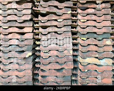 Alte Dachziegel übereinander gestapelt Stockfoto