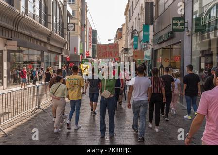 Aktivisten der Extinction Rebellion halten am 27. Juni 2020 in Brüssel - Belgien ein Brett mit Slogans auf. Rund 75 Aktivisten wurden vor dem Aussterben verhaftet Rebellion Belgien. Etwa 250 Anhänger der radikalen Klimaorganisation hatten erstmals an verschiedenen Orten in der Hauptstadt Brüssel demonstriert. Extinction Rebellion beklagt, dass die Politik zu sehr von Geld und Wirtschaft geleitet ist. (Foto von Jonathan Raa/NurPhoto) Stockfoto