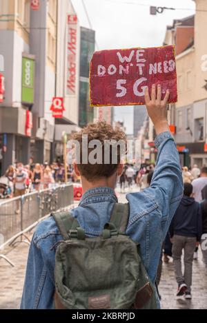 Aktivisten der Extinction Rebellion halten am 27. Juni 2020 in Brüssel - Belgien ein Brett mit Slogans auf. Rund 75 Aktivisten wurden vor dem Aussterben verhaftet Rebellion Belgien. Etwa 250 Anhänger der radikalen Klimaorganisation hatten erstmals an verschiedenen Orten in der Hauptstadt Brüssel demonstriert. Extinction Rebellion beklagt, dass die Politik zu sehr von Geld und Wirtschaft geleitet ist. (Foto von Jonathan Raa/NurPhoto) Stockfoto