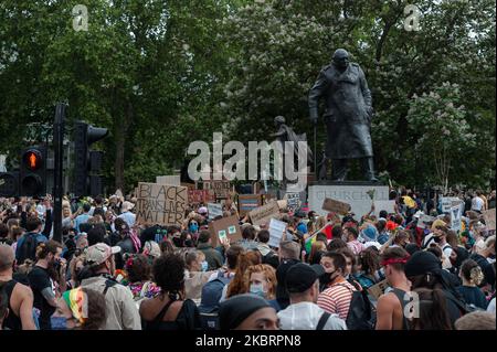 Tausende von Transgender-Menschen und ihre Anhänger umgeben die Statue von Sir Winston Churchill auf dem Parliament Square, nachdem sie durch das Zentrum Londons marschiert sind, um die Black Trans-Gemeinschaft zu feiern, der verlorenen Black Trans-Leben zu gedenken und gegen mögliche Änderungen des Gender Recognition Act am 27. Juni 2020 in London zu protestieren. England. Die britische Regierung plant Berichten zufolge, vorgeschlagene Selbstidentifikationsgesetze für trans- und nicht-binäre Menschen ohne medizinische Diagnose zu streichen, obwohl die eigene Konsultation der Regierung zur Reform des Gender Recognition Act überwältigend ist Stockfoto