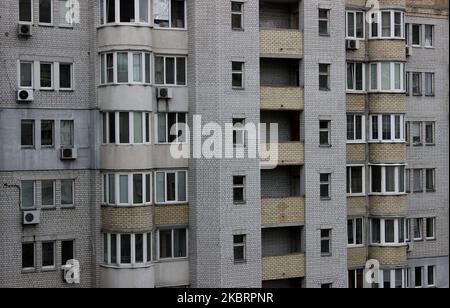 Mehrstöckige moderne Apartments hinter einem Hochhaus aus alten Silikonziegeln Stockfoto