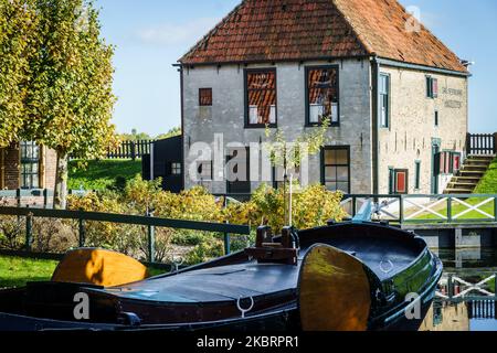 Altes Haus in einem authentischen holländischen Freilichtmuseum in Enkhuizen in den Niederlanden Stockfoto