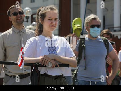 Die Menschen nehmen an einer Kundgebung auf dem Unabhängigkeitsplatz in Kiew, Ukraine, am 28. Juni 2020 Teil. In Kiew findet eine Kundgebung der Solidarität mit dem belarussischen Volk statt. Proteste der Opposition, die vor den Präsidentschaftswahlen in Belarus begannen, führten zu gewalttätigen Massenverhaftungen. Unter den Verhafteten ist Viktar Babaryka, der Hauptgegner des amtierenden Präsidenten Alexander Lukaschenko bei den bevorstehenden Präsidentschaftswahlen. (Foto von Sergii Chartschenko/NurPhoto) Stockfoto