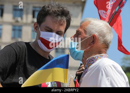 Ein paar Dutzend ukrainischer und weißrussischer Aktivisten nehmen am 28. Juni 2020 an einer Kundgebung auf dem Unabhängigkeitsplatz in Kiew, Ukraine, Teil. In Kiew findet eine Kundgebung der Solidarität mit dem belarussischen Volk statt. Proteste der Opposition, die vor den Präsidentschaftswahlen in Belarus begannen, führten zu gewalttätigen Massenverhaftungen. Unter den Verhafteten ist Viktar Babaryka, der Hauptgegner des amtierenden Präsidenten Alexander Lukaschenko bei den bevorstehenden Präsidentschaftswahlen. (Foto von Sergii Chartschenko/NurPhoto) Stockfoto