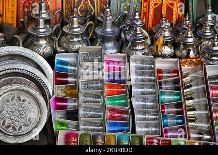 Traditionelle silberne Teekannen und Gläser in einem Geschäft im Souk in der Medina (Altstadt) von Marrakesch (Marrakesch) in Marokko, Afrika. Marrakesch ist die viertgrößte Stadt im Königreich Marokko. (Foto von Creative Touch Imaging Ltd./NurPhoto) Stockfoto