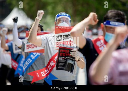 Einhundert Mitglieder der koreanischen Ärztekammer rufen am 28. Juni 2020 bei einem Protest gegen den Antrag auf eine Krankenversicherung für traditionelle koreanische Medizin auf dem Hanbit-Platz in Seoul, Südkorea, Parolen aus. Die Regierung plant, ein Pilotprojekt zur Anwendung der Krankenversicherungsleistungen auf die Nachwirkungen von zerebrovaskulären Erkrankungen, Lähmungen des Gesichtsnervs und Menstruationsschmerzen durchzuführen und wird auf der Sitzung des Ausschusses für die Überprüfung der Krankenversicherungspolicen im nächsten Monat bestätigt. (Foto von Chris Jung/NurPhoto) Stockfoto