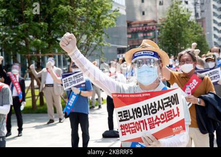 Einhundert Mitglieder der koreanischen Ärztekammer rufen am 28. Juni 2020 bei einem Protest gegen den Antrag auf eine Krankenversicherung für traditionelle koreanische Medizin auf dem Hanbit-Platz in Seoul, Südkorea, Parolen aus. Die Regierung plant, ein Pilotprojekt zur Anwendung der Krankenversicherungsleistungen auf die Nachwirkungen von zerebrovaskulären Erkrankungen, Lähmungen des Gesichtsnervs und Menstruationsschmerzen durchzuführen und wird auf der Sitzung des Ausschusses für die Überprüfung der Krankenversicherungspolicen im nächsten Monat bestätigt. (Foto von Chris Jung/NurPhoto) Stockfoto