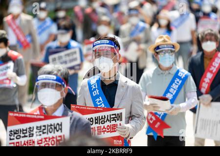 Am 28. Juni 2020 protestieren rund hundert Mitglieder der koreanischen Ärztekammer gegen den Antrag auf Krankenversicherung für traditionelle koreanische Medizin auf dem Hanbit-Platz in Seoul, Südkorea. Die Regierung plant, ein Pilotprojekt zur Anwendung der Krankenversicherungsleistungen auf die Nachwirkungen von zerebrovaskulären Erkrankungen, Lähmungen des Gesichtsnervs und Menstruationsschmerzen durchzuführen und wird auf der Sitzung des Ausschusses für die Überprüfung der Krankenversicherungspolicen im nächsten Monat bestätigt. (Foto von Chris Jung/NurPhoto) Stockfoto