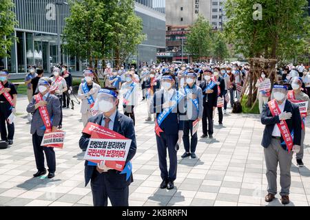 Am 28. Juni 2020 protestieren rund hundert Mitglieder der koreanischen Ärztekammer gegen den Antrag auf Krankenversicherung für traditionelle koreanische Medizin auf dem Hanbit-Platz in Seoul, Südkorea. Die Regierung plant, ein Pilotprojekt zur Anwendung der Krankenversicherungsleistungen auf die Nachwirkungen von zerebrovaskulären Erkrankungen, Lähmungen des Gesichtsnervs und Menstruationsschmerzen durchzuführen und wird auf der Sitzung des Ausschusses für die Überprüfung der Krankenversicherungspolicen im nächsten Monat bestätigt. (Foto von Chris Jung/NurPhoto) Stockfoto