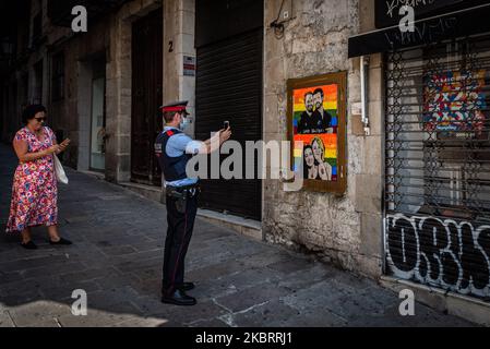 Ein Mann fotografiert ein Graffiti des Straßenkünstlers TVBoy, der am 27. Juni 2020 in Barcelona, Spanien, ein Graffiti mit rechtsextremen Politikern auf einer schwulen Pride-Flagge malte. (Foto von Adria Salido Zarco/NurPhoto) Stockfoto