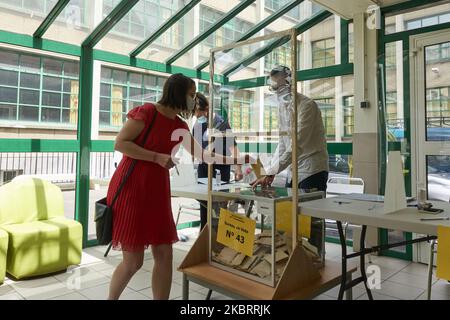Die Menschen stimmen für die zweite Runde der Kommunalwahlen, die trotz der Epidemie des Coronavirus Covid-19 am 28. Juni 2020 in Paris, Frankreich, aufrechterhalten wurden. (Foto von Adnan Farzat/NurPhoto) Stockfoto