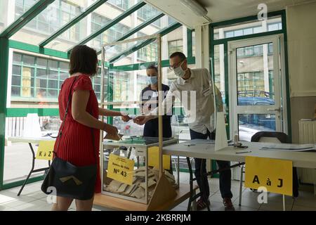 Die Menschen stimmen für die zweite Runde der Kommunalwahlen, die trotz der Epidemie des Coronavirus Covid-19 am 28. Juni 2020 in Paris, Frankreich, aufrechterhalten wurden. (Foto von Adnan Farzat/NurPhoto) Stockfoto