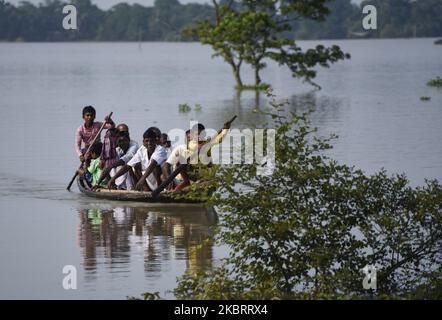 Am Sonntag, den 28. Juni 2020, überqueren Dorfbewohner in einem Boot nach starken Regenfällen ein überflutetes Gebiet im Dorf Murkata im Distrikt Morigaon in Assam in Indien. (Foto von David Talukdar/NurPhoto) Stockfoto