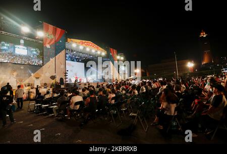 Der taiwanesische Präsident Tsai Ing-wen, der von Vizepräsident Lai Ching-te und Premierminister Su Tseng-chang bei einer öffentlichen Show begleitet wird, die das Drachenbootfest mit rund 3.000 Bürgern aus dem ganzen Land in Taipei, Taiwan, am 25. Juni 2020 feiert, gibt den Staatsbürgern eine Runde Wellen und sieht sich taiwanesische Dramen an. (Foto von Ceng Shou Yi/NurPhoto) Stockfoto