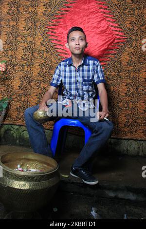Ein Mann posiert mit einem traditionellen Dipper bei einer traditionellen javanischen Hochzeitszeremonie in Indonesien Stockfoto