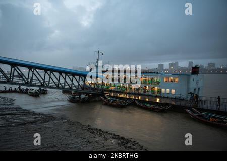 Eine Pendlerfähre ist am Dala Fährterminal vor ihrer Abfahrt in Yangon am 29. Juni 2020 zu sehen. (Foto von Shwe Paw Mya Tin/NurPhoto) Stockfoto