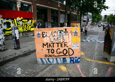 Am 28. Juni 2020 laufen Menschen durch das Gebiet, das als Capitol Hill bekannt ist, organisierte Proteste (CHOP) in Seattle, Washington. In Seattle, Washington, bleibt die vom Capitol Hill besetzte Protestzone (CHOP) weitgehend intakt, trotz der Versicherungen der Bürgermeisterin von Seattle, Jenny Durkan, dass die Barrikaden bis Sonntag verschoben werden würden. Demonstranten haben Statuen aufgestellt, Barrikaden und Denkmäler errichtet und Strukturen mit Graffiti bedeckt, um ihre Unterstützung für die Reformpolitik der Polizei auszudrücken. (Foto von Karla Ann Cote/NurPhoto) Stockfoto