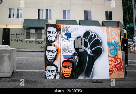 Am 28. Juni 2020 in Seattle, Washington, befinden sich Schilder in der Gegend, die als „Capitol Hill Organized Protest“ (CHOP) bekannt ist. In Seattle, Washington, bleibt die vom Capitol Hill besetzte Protestzone (CHOP) weitgehend intakt, trotz der Versicherungen der Bürgermeisterin von Seattle, Jenny Durkan, dass die Barrikaden bis Sonntag verschoben werden würden. Demonstranten haben Statuen aufgestellt, Barrikaden und Denkmäler errichtet und Strukturen mit Graffiti bedeckt, um ihre Unterstützung für die Reformpolitik der Polizei auszudrücken. (Foto von Karla Ann Cote/NurPhoto) Stockfoto