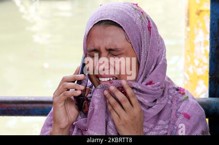 Angehörige eines Opfers weinen, nachdem die Leichen der Opfer nach dem Start im Buriganga River in Dhaka gekentert wurden. Am Montagmorgen starben mindestens 30 Menschen beim Passagierstart mit rund 50 Passagieren, die im Fluss Buriganga in der Nähe von Farashganj in Dhaka kenterte. (Foto von Sony Ramany/NurPhoto) Stockfoto