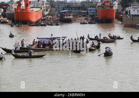 Rettungskräfte, die am 29. Juni 2020 nach dem Kentern einer Fähre im Buriganga River im Sadarghat Launch Terminal in Dhaka, Bangladesch, operieren. Mindestens 30 Menschen starben nach einer Kollision mit einem anderen Schiff im Sadarghat Launch Terminal in Dhaka, sagten Feuerwehr-Beamte. (Foto von Rehman Asad/NurPhoto) Stockfoto